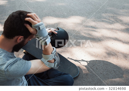 Extreme sport painful injury. Head trauma accident Extreme sport painful injury. Head trauma accident 32814698