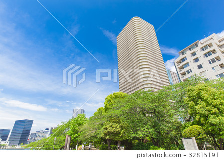 與塔公寓的都市風景 32815191