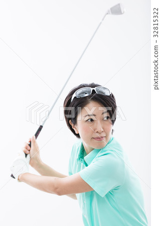 Middle golfer woman 32815322