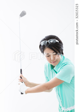 Middle golfer woman 32815323