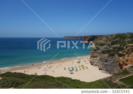 A retreat beach that was up to Cape Saint Vicente 32815541