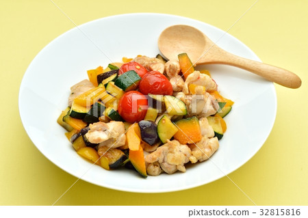 Stir-fried summer vegetables and chicken thighs. Saute cherry tomatoes, zucchini, eggplant, paprika, and chicken with garlic spice. Stir-fried summer vegetables and chicken thighs. Saute cherry tomatoes, zucchini, eggplant, paprika, and chicken with garlic spice. 32815816