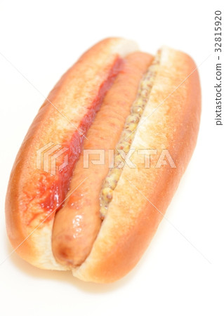 Delicious hot dog 32815920