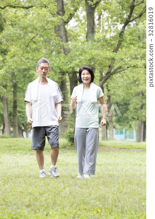 Fresh green senior movement Fresh green senior movement 32816019