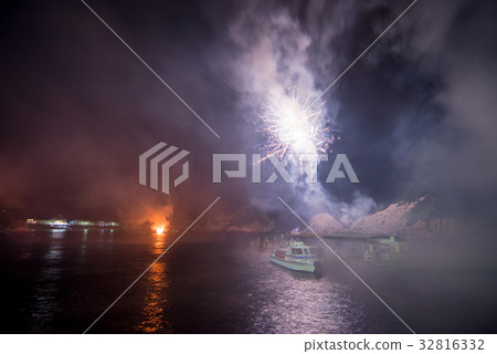 [Shizuoka Prefecture] Dogashima Fire Festival, Pirate Ship Flames and Fireworks Festival 32816332