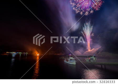 [Shizuoka Prefecture] Dogashima Fire Festival, Pirate Ship Flames and Fireworks Festival 32816333