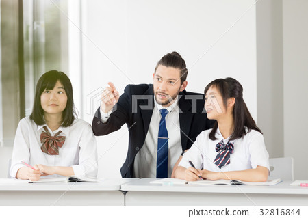 Foreign teachers and junior high school students Foreign teachers and junior high school students 32816844