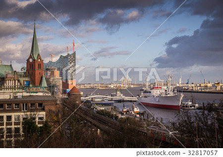 View of Hamburg Harbour with Elbe Philamonic Hall 32817057
