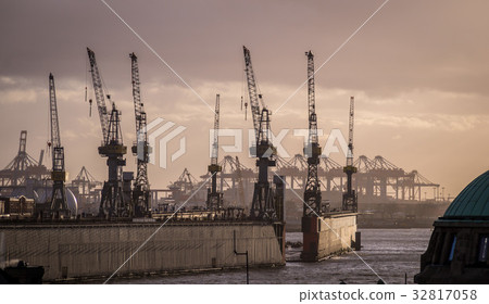 Port of Hamburg with cranes Port of Hamburg with cranes 32817058