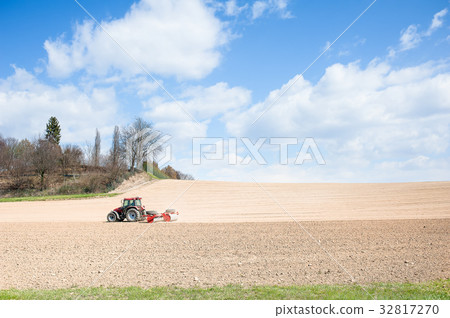 Tractor compresses the soil after planting  32817270