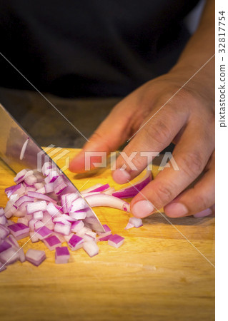 Chef chopping a red onion with a knife  32817754