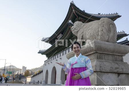 Hanbok，Haitai，Gwanghwamun，Gyeongbokgung，Jongno-gu，Seoul 32819985