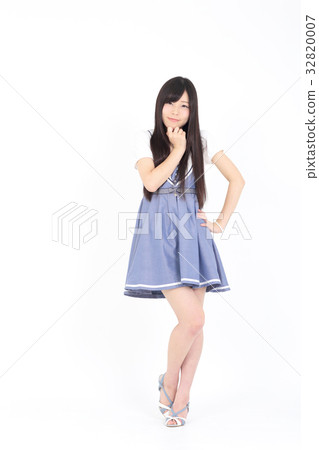 Young lady fashion portrait 32820007