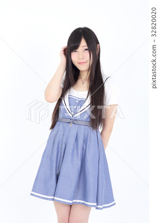 Young lady fashion portrait 32820020