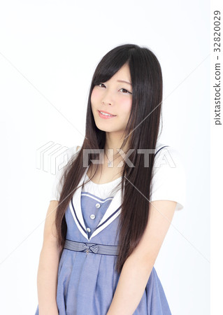 Young lady fashion portrait 32820029