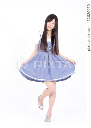 Young lady fashion portrait 32820030
