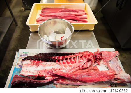 Tuna dismantling 32820282