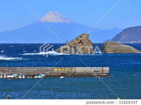 Landscape from the Cloudy Coast-88239 32820347