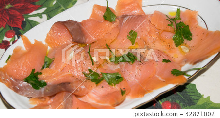Smoked salmon seasoned with lemon and spices 32821002