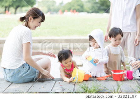 Mother friend mother child care water play Mother friend mother child care water play 32821197