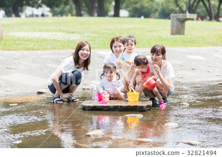 Mother friend mother child care water play Mother friend mother child care water play 32821494