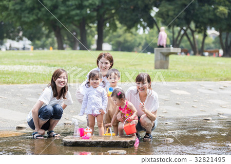 Mother friend mother child care water play Mother friend mother child care water play 32821495