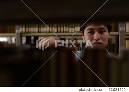 大學生在圖書館做研究 大學生在圖書館做研究 32821521