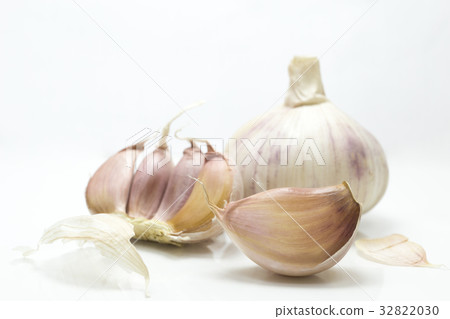 Fresh garlic isolated on white background Fresh garlic isolated on white background 32822030