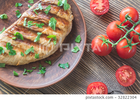 Grilled turkey breast with parsley and tomatoes Grilled turkey breast with parsley and tomatoes 32822304