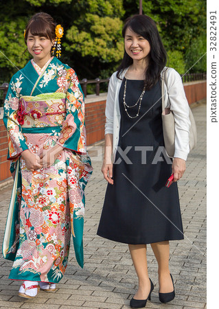 Women and their families wearing kimono Women and their families wearing kimono 32822491