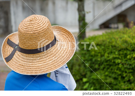 Men who wear a straw hat 32822493