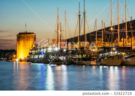 Kamerlengo castle and boats in harbor in Trogir Kamerlengo castle and boats in harbor in Trogir 32822728