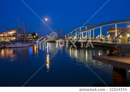 Rambla Maritim, Barcelona, Spain 32824554