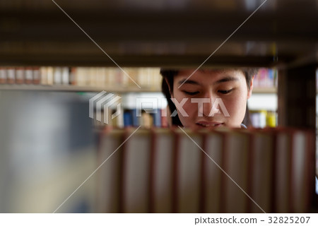 大學生在圖書館做研究 32825207