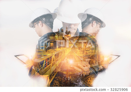 Double exposure of Engineer or Technician man Double exposure of Engineer or Technician man 32825906