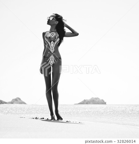 Beautiful happy slender woman at sea Beautiful happy slender woman at sea 32826014