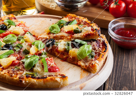 Fresh baked pizza hawaii Fresh baked pizza hawaii 32826047