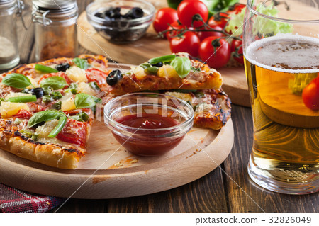Pizza hawaii with beer 32826049