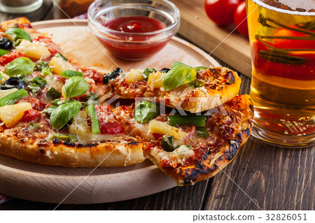 Pizza hawaii with beer 32826051