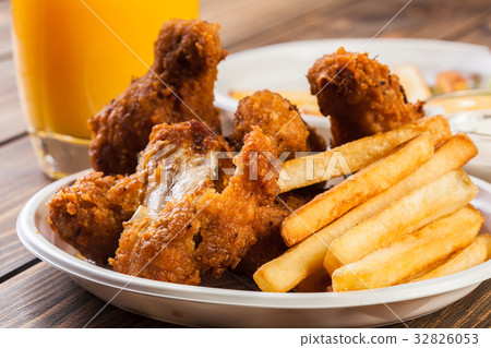 Crisp crunchy chicken wings with chips Crisp crunchy chicken wings with chips 32826053