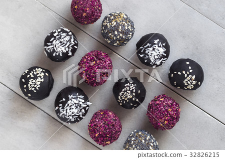 Fitness energy bites, raw chocolate truffles  32826215