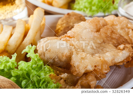 圖庫照片: fish and chips with tartar sauce on a tray