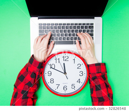 Female hands and big clock Female hands and big clock 32826548