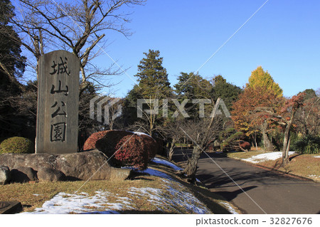 在城山公園（櫪木/大山城遺址），剩下的雪和紅葉 32827676