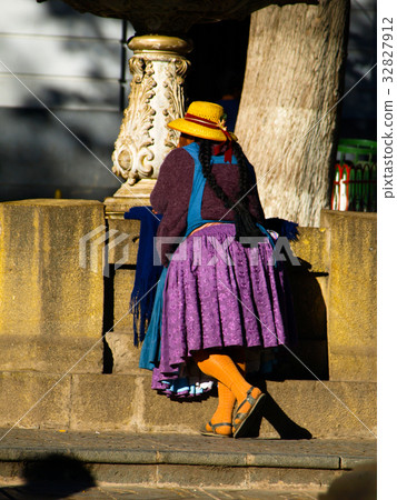 Bolivian woman - cholita Bolivian woman - cholita 32827912