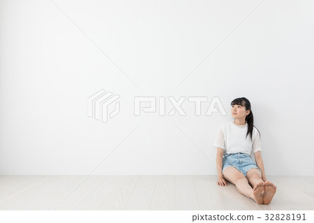 傾斜在牆壁的少婦 32828191