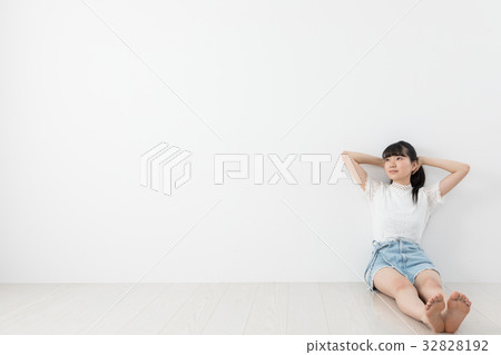 傾斜在牆壁的少婦 32828192