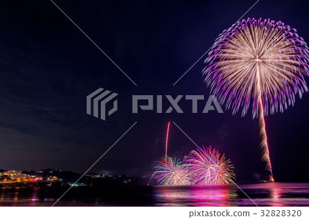 [Kanagawa] Yugawara Onsen Maritime Fireworks Festival 32828320
