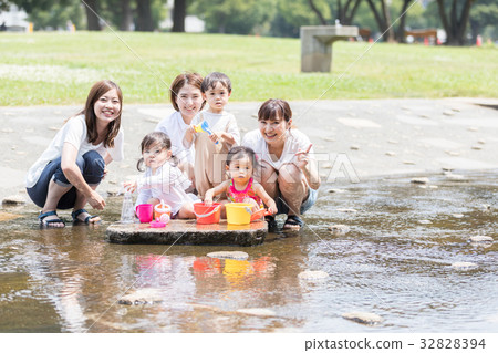 Mother friend mother child care water play 32828394