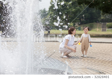Parent and child portrait fountain Parent and child portrait fountain 32828401